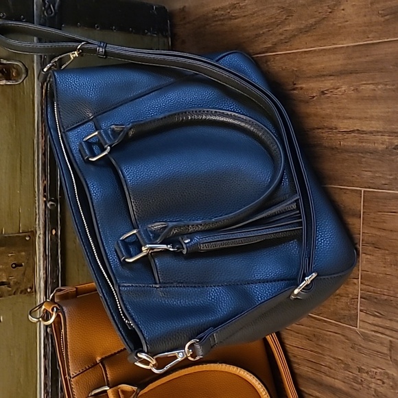 Like new Bass handbags you Get Both - Picture 12 of 12